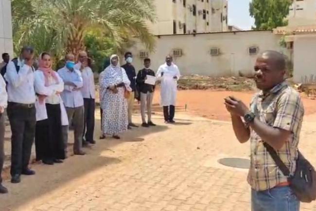 الوقفة الاحتجاحية للأطباء والعاملين بالحقل الصحي بمستشفى الخرطوم 